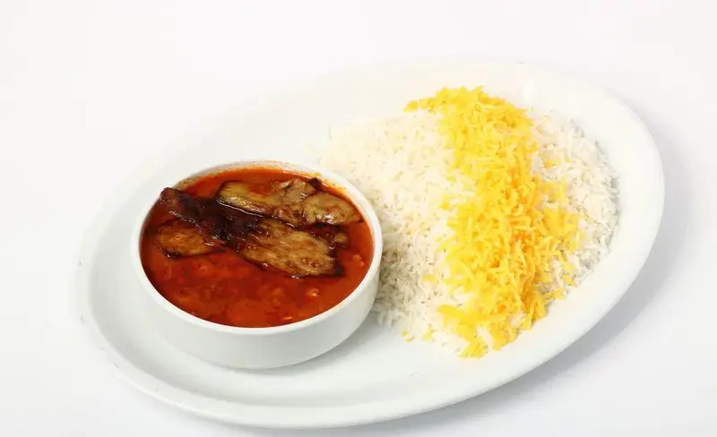 خورشت بادمجان ایرانی خوشمزه همراه با پلو زعفرانی، یک غذای اصیل و با کیفیت از تهیه غذای تایماز. آماده سفارش آنلاین.