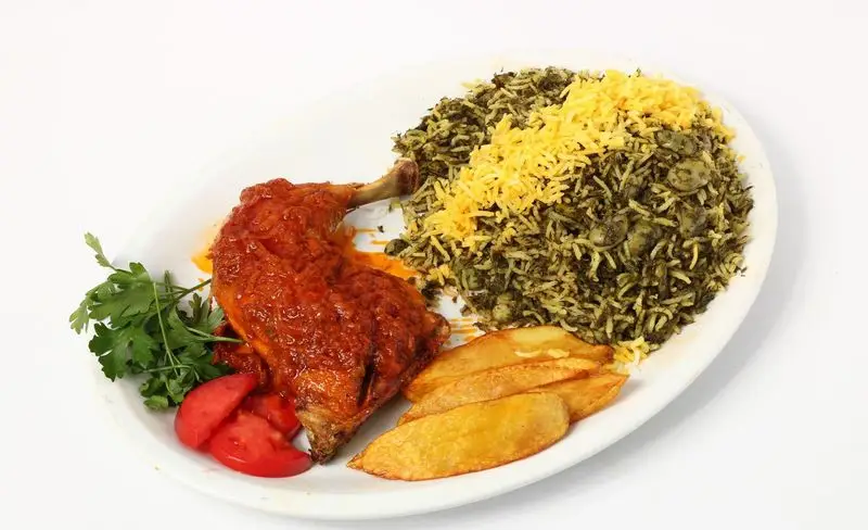 باقالی پلو با ران مرغ تهیه غذای تایماز. مرغ با سس مجلسی، باقالی پلو با برنج زعفرانی، سیب زمینی و سبزی تازه. غذای ایرانی خوشمزه.