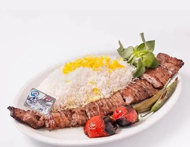 تهیه غذای تایماز: چلوکباب برگ ممتاز و خوش طعم با برنج اعلا، گوجه کبابی، فلفل کبابی و کره. غذای مجلسی.