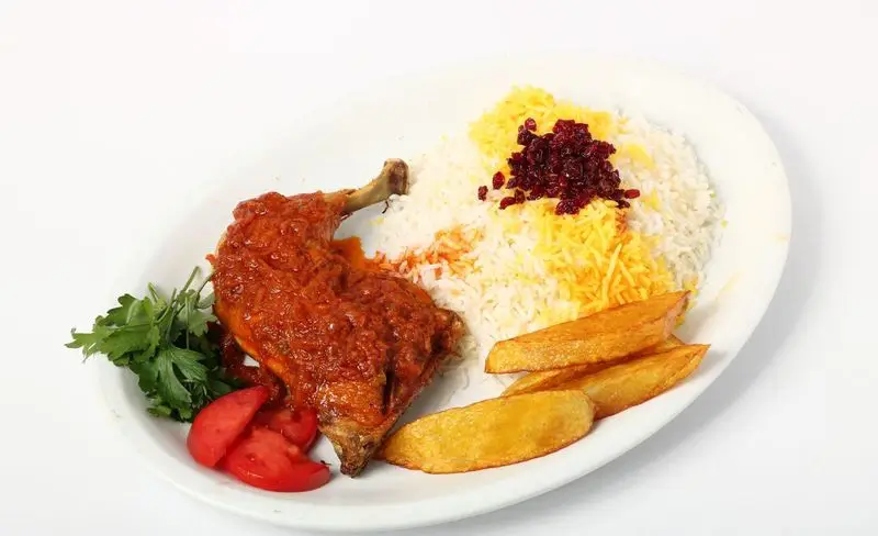 تهیه غذای تایماز: زرشک پلو با مرغ مجلسی، سیب زمینی سرخ کرده، گوجه و سبزی تازه. کترینگ و غذای خانگی ایرانی با کیفیت عالی.