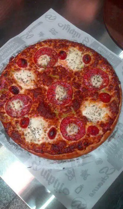 پیتزای خوشمزه شورینه با گوجه تازه، پنیر موزارلا و ادویه‌های معطر، آماده سرو در فست فود شورینه. بهترین انتخاب برای یک وعده غذایی عالی.