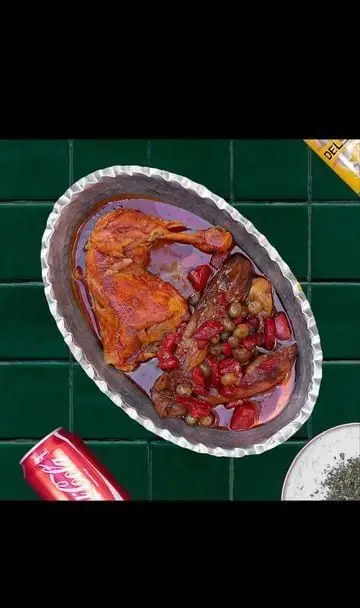 خوراک مرغ و بادمجان لذیذ رستوران سدره، سرو شده در سینی سنتی مسی، با نوشابه و سبزی خشک. طعم اصیل غذای ایرانی.