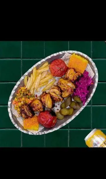 سینی مخصوص رستوران سدره با جوجه کباب لذیذ، سیب زمینی سرخ کرده، گوجه کبابی، برنج و دورچین متنوع. تجربه طعم اصیل ایرانی.