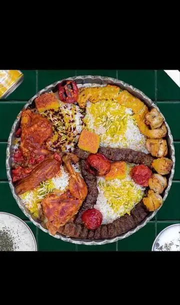 سینی بزرگ و لذیذ غذای ایرانی رستوران سدره با چلوکباب کوبیده، جوجه کباب، مرغ خورشتی، زرشک پلو و برنج زعفرانی.