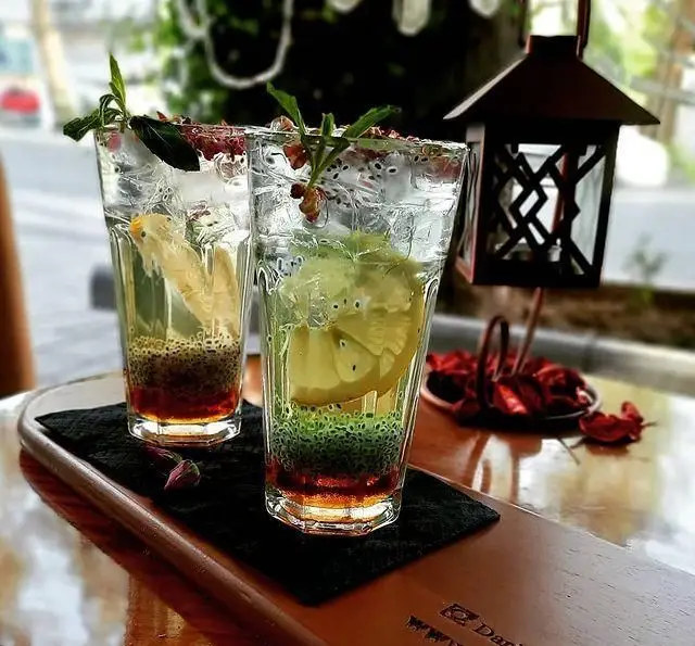 نوشیدنی‌های لایه‌ای و خنک کافه رستوران داریما: میکس تابستانی با تخم شربتی، لیمو و نعنا، انتخابی عالی برای روزهای گرم.