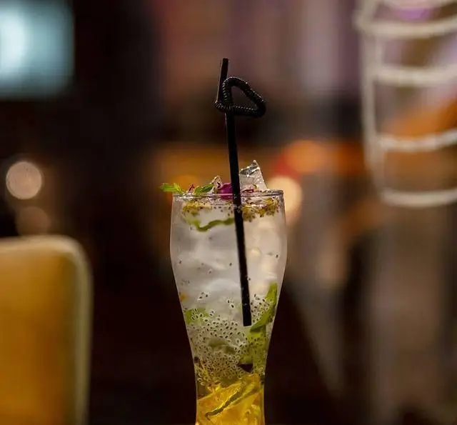 نوشیدنی تابستانی خنک و گوارای موهیتو با تخم شربتی، تکه‌های یخ، برگ نعناع تازه و برش‌های لیمو، سرو شده در کافه رستوران داریما.