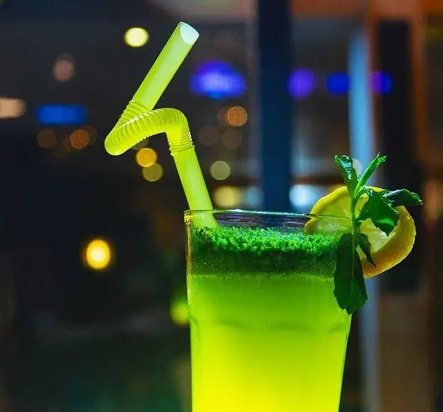 نوشیدنی سبز خنک و دلپذیر موهیتو یا لیموناد نعنایی در کافه رستوران داریما؛ با نی و گارنیش لیمو و نعنا، ایده‌آل برای روزهای گرم.