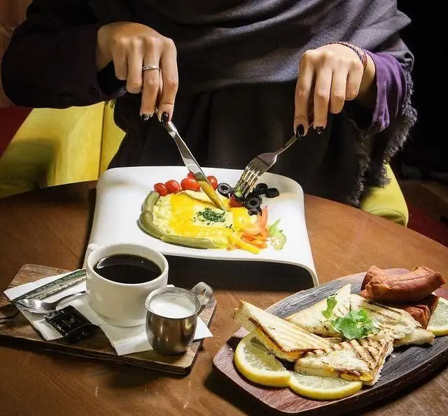 صرف صبحانه دلچسب در کافه رستوران داریما: املت تخم مرغ، ساندویچ تست و قهوه. تجربه‌ای خوشایند با غذای باکیفیت و محیط آرام.