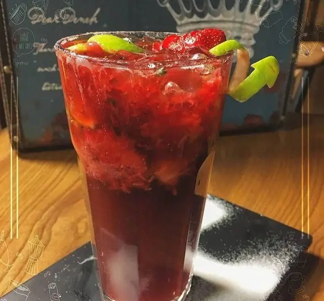 نوشیدنی موهیتو توت فرنگی تازه و خنک با لیمو و یخ در کافه رستوران داریما. یک کوکتل میوه‌ای جذاب و تابستانی برای لذت بردن از لحظات دلنشین.