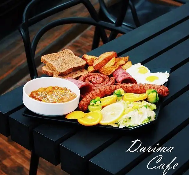 صبحانه ویژه و متنوع کافه داریما: سوسیس، کالباس، تخم مرغ، لوبیا، نان تست، سیب زمینی و سالاد میوه و سبزیجات.