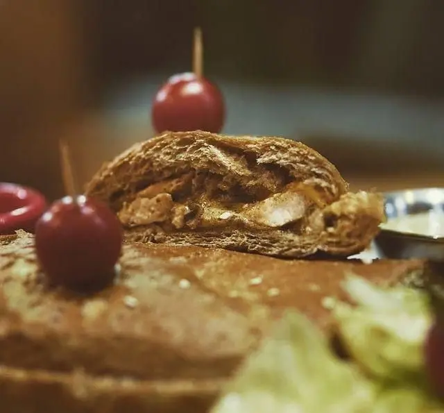 یک رول نان مغزدار خوشمزه و جذاب از کافه رستوران داریما، با فیلینگ لذیذ و دیزاین هنرمندانه روی میز، انتخابی عالی برای وعده شما.