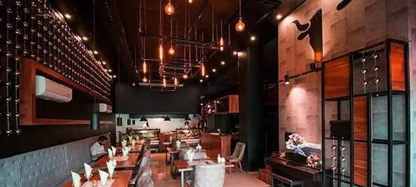 فضای داخلی شیک و مدرن رستوران فرنگی قالوس با دکوراسیون خاص، نورپردازی گرم و میز و صندلی‌های راحت برای تجربه‌ای دلنشین.