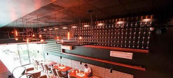 فضای دلنشین و مدرن رستوران فرنگی قالوس با نورپردازی خاص و دکوراسیون شیک، آماده پذیرایی از مشتریان.