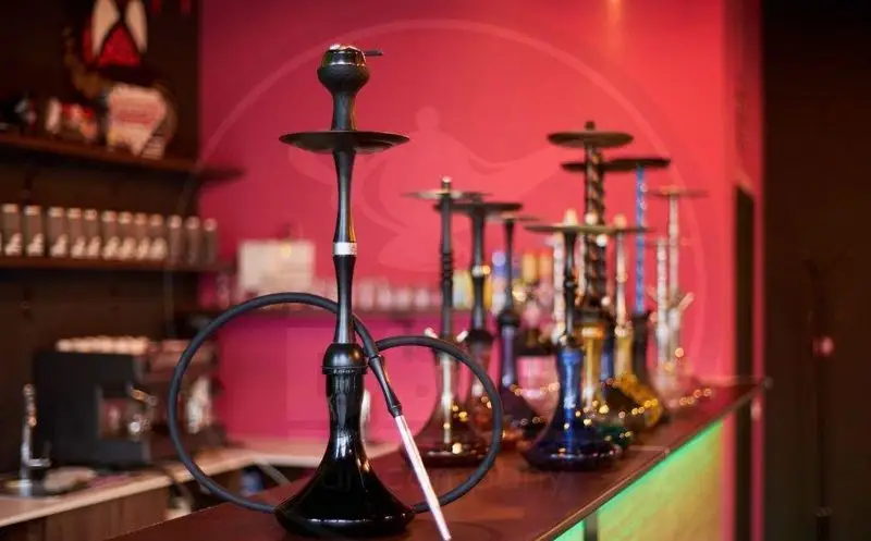 قلیان‌های مدرن و شیک در کافه قلیان روژانو، ارائه‌دهنده بهترین طعم‌ها و محیطی دلنشین برای تجربه اوقاتی به‌یادماندنی.