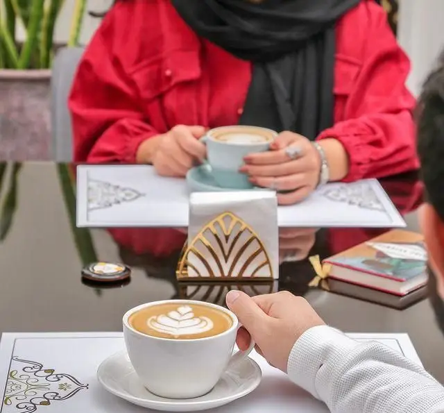 تجربه لحظاتی دلنشین در کافه رستوران عربی مدائن؛ ملاقات دوستانه و نوشیدن قهوه و لاته با طرح لاته آرت هنرمندانه.