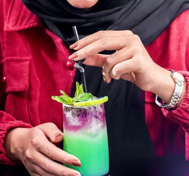 نوشیدنی خنک و رنگارنگ در کافه رستوران عربی مدائن، تجربه‌ای دلنشین از طعم و تازگی در فضایی آرامش‌بخش و شیک.