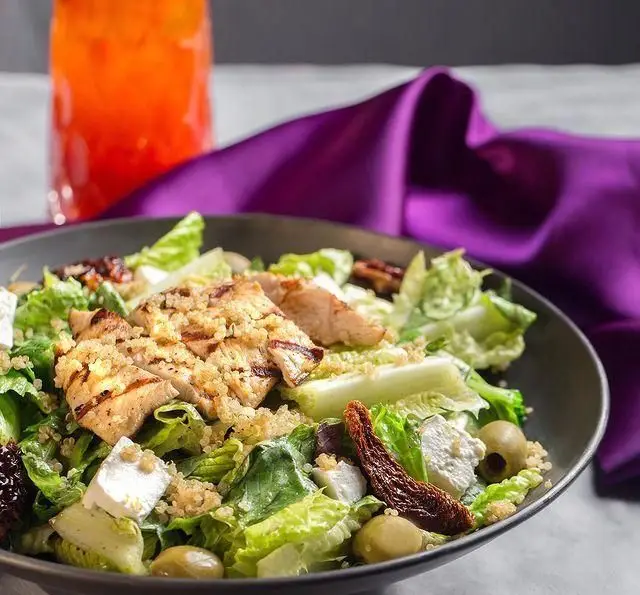 سالاد مرغ گریل شده و کینوا کافه رستوران عربی مدائن، ترکیبی تازه و سالم از پنیر فتا، زیتون و گوجه خشک در فضایی دلنشین.