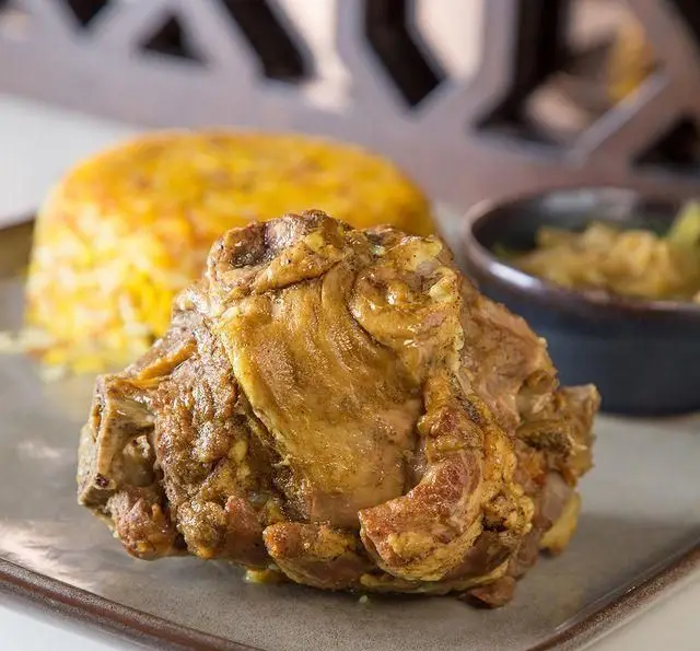 غذای اصلی کافه رستوران عربی مدائن: ماهیچه گوسفندی نرم و آبدار با برنج زعفرانی معطر و سس مخصوص. یک تجربه لذیذ.