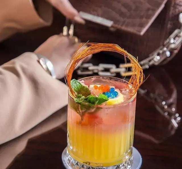 کوکتل طبقاتی رنگارنگ با تزئینات خاص نعنا، لیمو و کارامل دست‌ساز در کافه رستوران عربی مدائن برای لحظاتی شیرین و به یاد ماندنی.