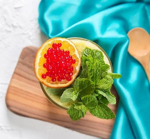 نوشیدنی خنک و تازه در کافه رستوران عربی مدائن؛ اسموتی با نعنا، پرتقال و تاپینگ خاص برای تجربه طعمی بی‌نظیر.