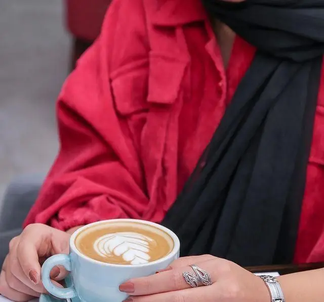 لذت نوشیدن قهوه با لاته آرت زیبا در کافه رستوران عربی مدائن، تجربه‌ای دلنشین و آرامش‌بخش برای مشتریان.