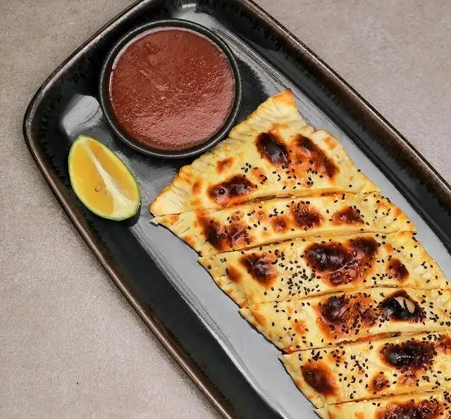 غذای خوشمزه کافه رستوران عربی مدائن: فتایر طلایی پخته شده با کنجد سیاه، سس مخصوص و لیموی تازه. تجربه‌ای بی‌نظیر برای ناهار و شام.