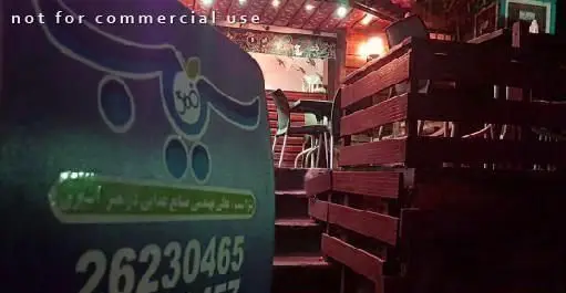 تابلوی پیتزا سیب ۳۶۰ همراه با شماره تماس ۲۶۲۳۰۴۶۵، در پس‌زمینه فضای داخلی رستوران با دکور چوبی و نورپردازی گرم و دلپذیر.