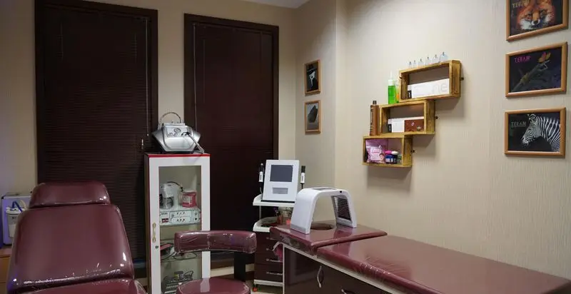 تجهیزات مدرن کلینیک زیبایی و اتاق پوست شامل دستگاه ال ای دی تراپی، صندلی پوست و تخت ماساژ برای جوانسازی و فیشیال پوست