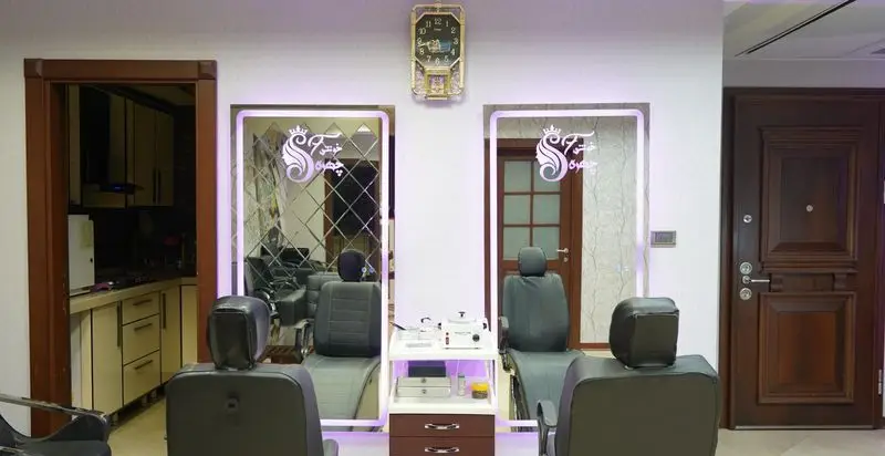 طراحی دکوراسیون مدرن سالن آرایشگاه زنانه با صندلی های اصلاح چرمی لوکس، آینه های قدی بک لایت دار و تجهیزات آرایشی