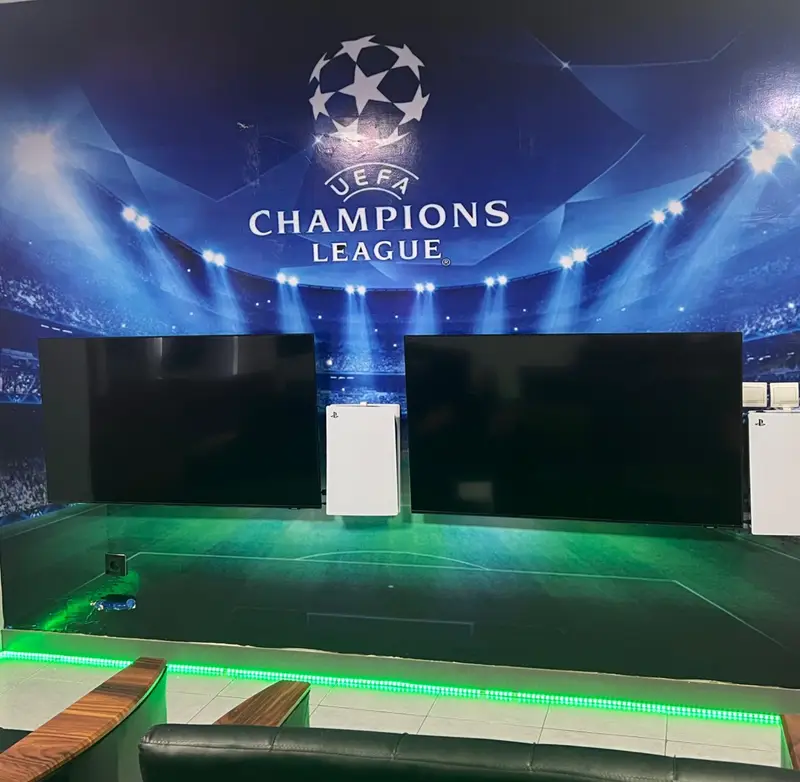 محیط حرفه‌ای گیم نت سورنا با کنسول‌های PS5 و PS4، تلویزیون‌های بزرگ برای تجربه بازی‌های هیجان‌انگیز و فوتبال.