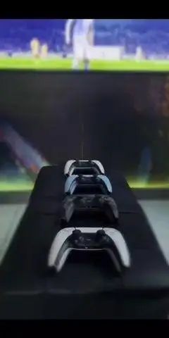 مجموعه‌ای از کنترلرهای پلی استیشن 5 (PS5) در گیم نت سورنا، فضایی عالی برای اجاره و تجربه بازی‌های جدید و هیجان‌انگیز.