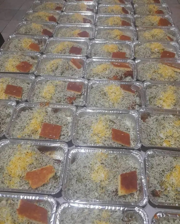 پک‌های آماده و شیک غذای سبزی پلو با برنج زعفرانی و ته دیگ، تهیه شده در سالن پذیرایی یاس نیلوفری برای مجالس و کترینگ.