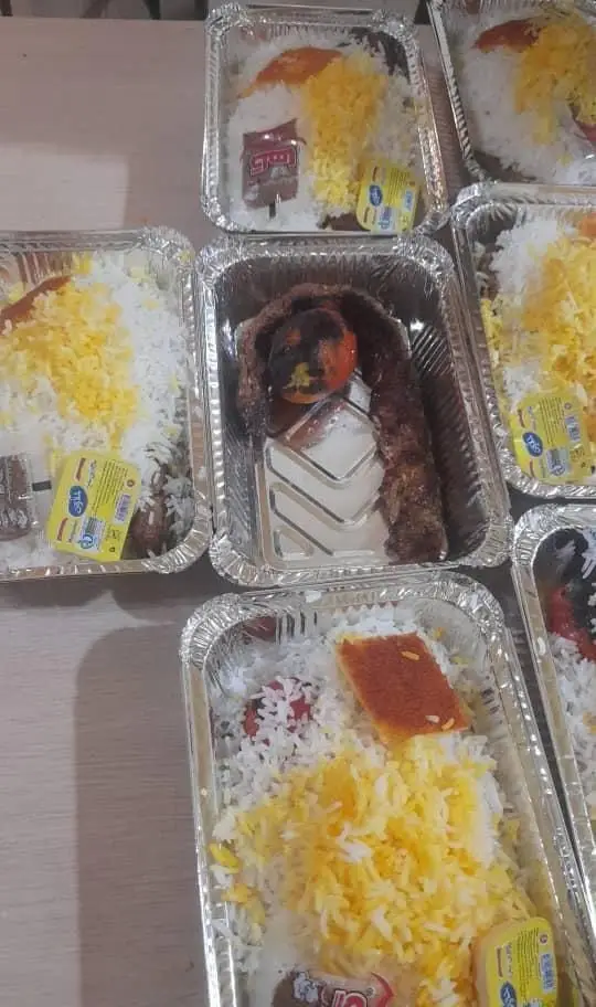 چلوکباب مجلسی سالن پذیرایی یاس نیلوفری، غذای ایرانی باکیفیت و تازه برای کترینگ و مراسم، همراه با برنج زعفرانی.