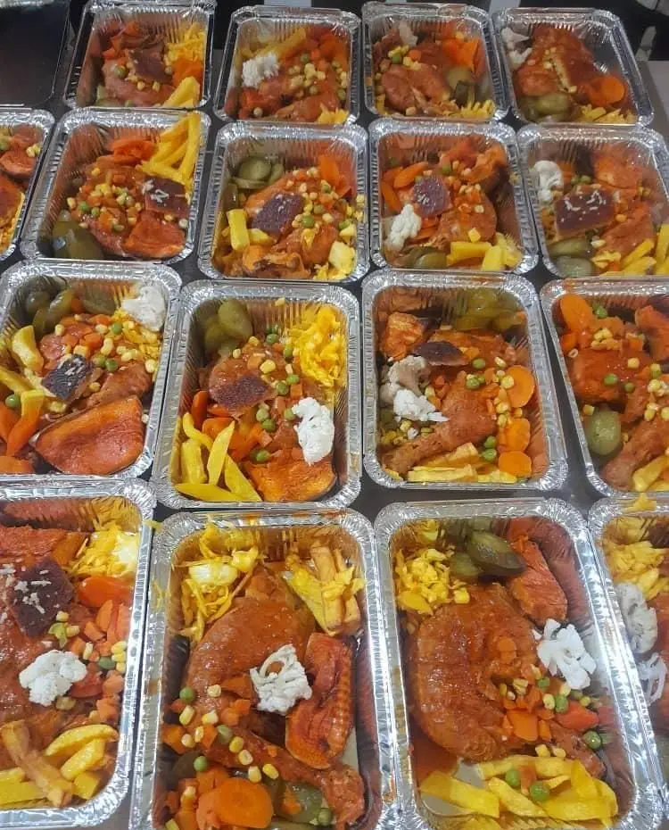 مجموعه‌ای از غذاهای خوشمزه و با کیفیت سالن پذیرایی یاس نیلوفری در ظروف آلومینیومی، آماده برای سفارشات بیرون بر و پذیرایی ویژه.