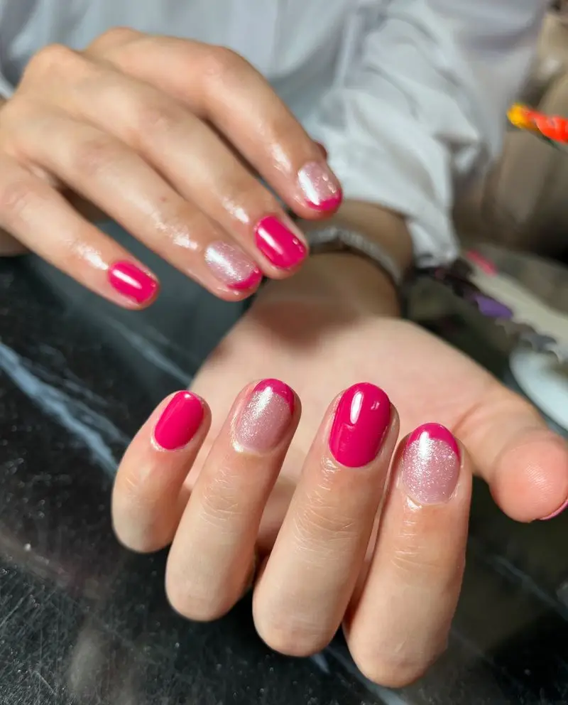 طراحی ناخن شیک و جدید با لاک صورتی جیغ و فرنچ اکلیلی نقرهای، مناسب برای کاشت ناخن دخترانه و ژلیش ناخن طبیعی