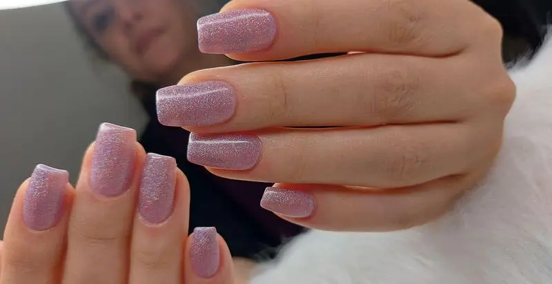 کاشت و ژلیش ناخن دخترانه با لاک ژل شاین و اکلیلی صورتی ملایم براق روی ناخنهای مربعی شکل در سالن تخصصی کاشت ناخن