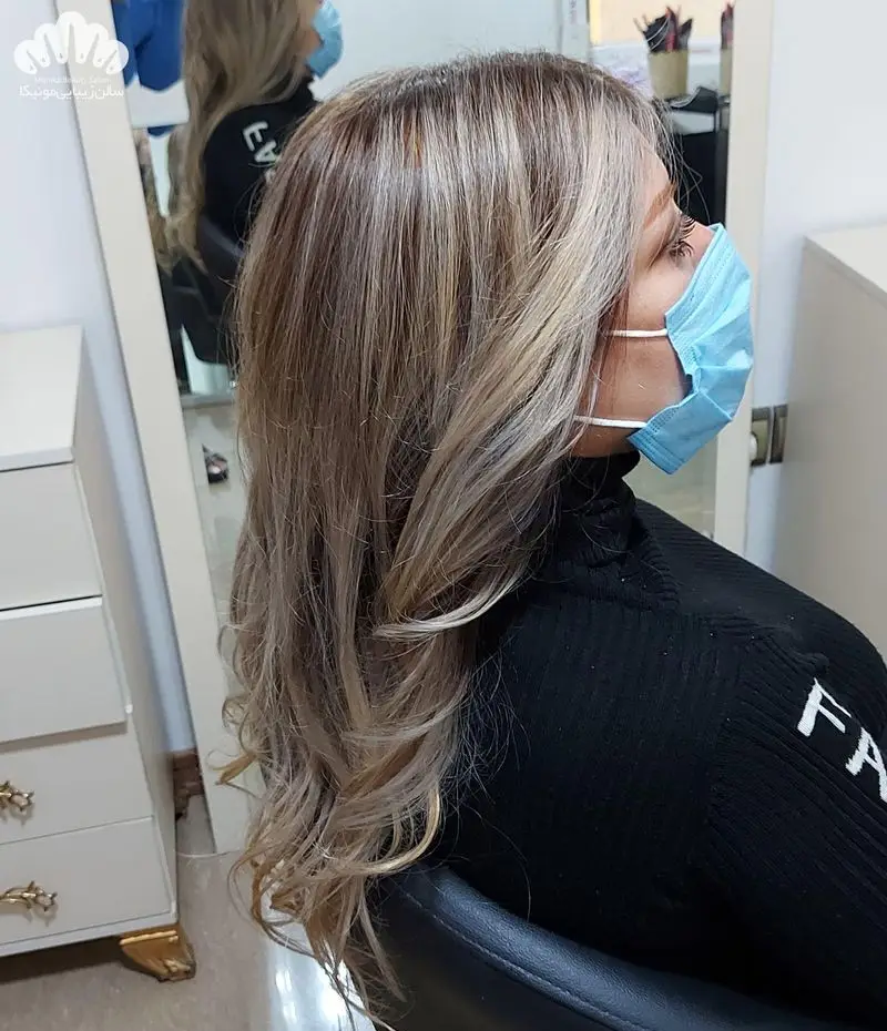 رنگ و لایت موی زنانه با تناژ دودی زیتونی شیک و پایه روشن به همراه کرلی ملایم، اجرا شده در سالن زیبایی و آرایشگاه تخصصی مونیکا