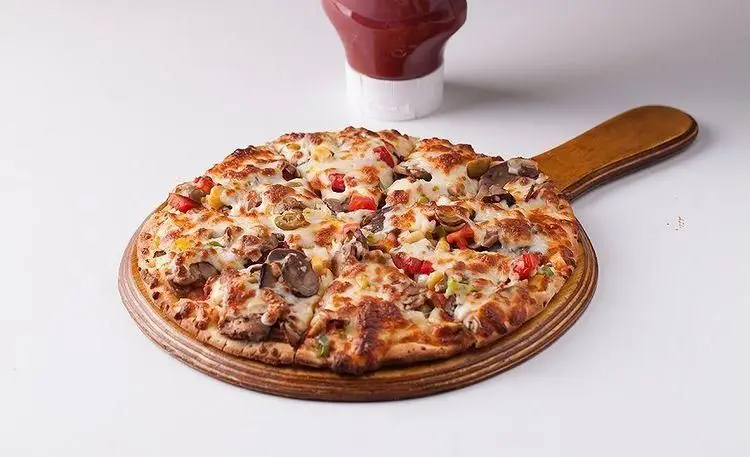 پیتزا قارچ و سبزیجات خوشمزه پیتزا آرد با پنیر آب شده و طلایی روی سینی چوبی، آماده سرو، تجربه‌ای لذیذ از فست فود.