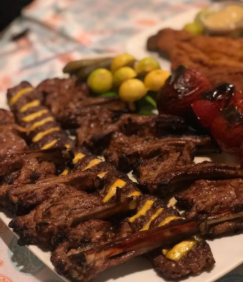 شیشلیک و دنده کباب آبدار و خوش‌طعم باغ رستوران نور، با دورچین گوجه کبابی و چاشنی لیمو. لذت کباب اصیل ایرانی.