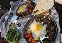 چلوکباب لذیذ و غذای باکیفیت ایرانی در باغ رستوران نور، ایده‌آل برای تجربه طعم اصیل در فضای دلنشین و سنتی.