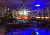 باغ رستوران و کافه نور: فضای شبانه رویایی و مجلل با نورپردازی‌های خیره‌کننده، محیطی آرامش‌بخش برای شام، دورهمی و رویدادها.