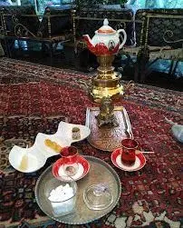 پذیرایی سنتی با سماور چای و شیرینی در باغ رستوران نور؛ مکانی دنج برای لذت بردن از لحظات دلپذیر با عزیزانتان.
