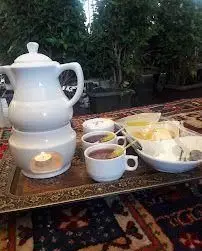 صبحانه یا عصرانه در باغ رستوران نور: چای گرم با پنیر، کره و عسل، در فضای باز و دلنشین، مکانی عالی برای آرامش و دورهمی.
