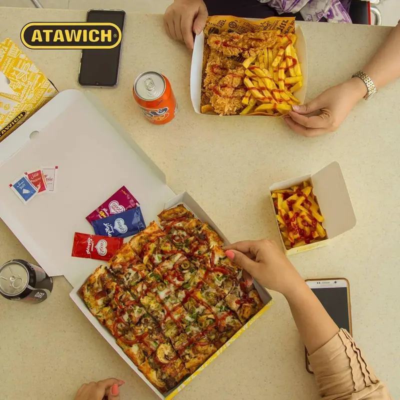 سفارش فست فود عطاویچ: پیتزا مربعی، مرغ سوخاری و سیب زمینی داغ به همراه سس‌های متنوع برای تجربه طعم بی‌نظیر.