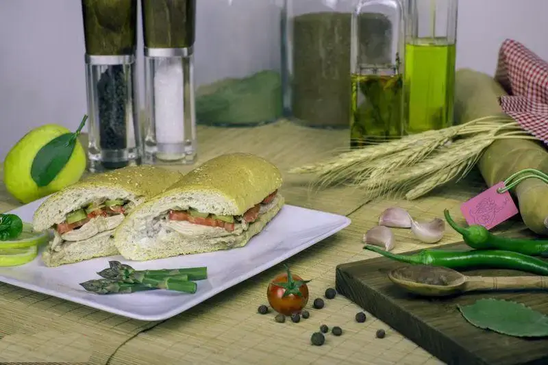 ساندویچ خانگی مرغ با نان سبز و تازه، همراه با سبزیجات و ادویه‌های معطر، انتخابی سالم و خوشمزه برای غذای شما.