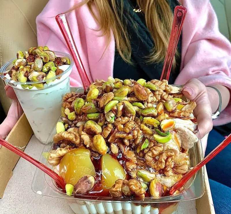 ویتامینه تک ۱۱۰: دسر و شیک غنی با بستنی، پسته، گردو، میوه‌های کمپوت و سس مخصوص. انتخابی عالی برای تقویت انرژی.