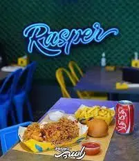 میز فست فود سوخاری راسپر: مرغ سوخاری، برنج، سیب زمینی، همبرگر لذیذ و نوشابه در محیطی مدرن با لوگوی نئون راسپر.