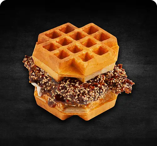 ساندویچ وافل مرغ سوخاری راسپر، غذایی جدید و خاص از فست فود راسپر با تکه‌های مرغ کریسپی، سس مخصوص و کنجد فراوان.