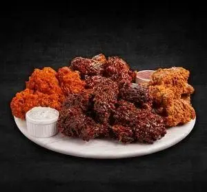 انواع مرغ سوخاری و بال سوخاری با طعم‌های متنوع و سس‌های خوشمزه از فست‌فود راسپر. یک غذای لذیذ و دلپذیر برای مشتریان.