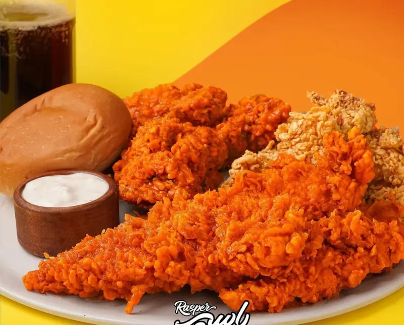 سفارش پکیج فست فود سوخاری راسپر: مرغ سوخاری تند و معمولی، نان همبرگر، سس دیپ مخصوص و نوشابه خنک، بهترین غذای آماده.